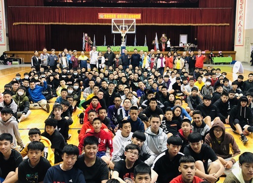 全國青年三對三籃球大賽,4月10日星期六在宏國德霖科大舉行,藍球博士鄭志龍、小飛俠邱德治二位職籃球星,雙雙蒞臨並勾起當年在職籃宏國象的生活點滴,同時勉勵青年學子投入籃球教育,推動武德、品德教育,發揚技職教育本質。