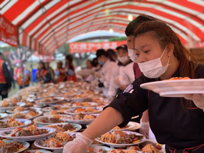 今年宏國德霖科大負責台北場A2區350桌的十道菜餚，由第一屆至第十屆的校友與在校學生一同參與，今年更加入「關懷組」，由學務處課外活動指導組任家荃組長帶領學生會一同加入活動行列，從旁關懷用餐的寒士們，不僅提供了美食佳餚，也付諸貼身的實際關懷，令人動容。