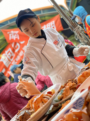 今年宏國德霖科大負責台北場A2區350桌的十道菜餚，由第一屆至第十屆的校友與在校學生一同參與