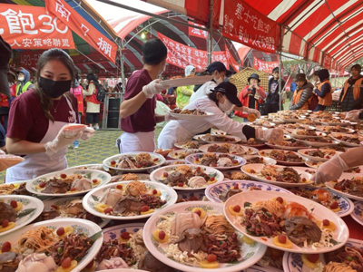 由餐旅學院副院長陳文蓉指派餐飲廚藝系助教夏家偉率領校友及學生20名，從19日凌晨零時起在凱道會場集合，展開辦桌前工作。