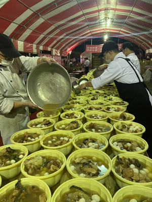 由餐旅學院副院長陳文蓉指派餐飲廚藝系助教夏家偉率領校友及學生20名，從19日凌晨零時起在凱道會場集合，展開辦桌前工作。